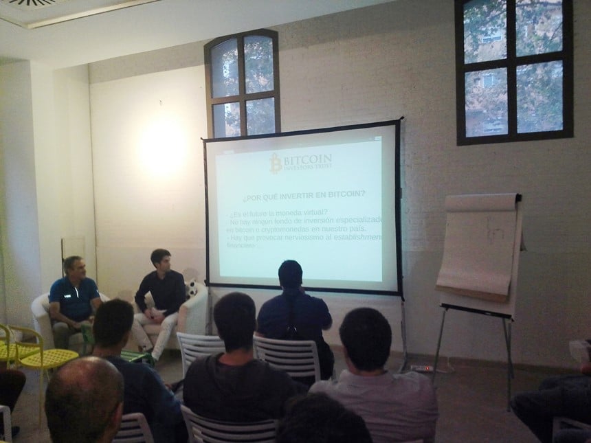 Miguel y Néstor Pavón en la presentación de Bitcoin Investors Trust en Valencia